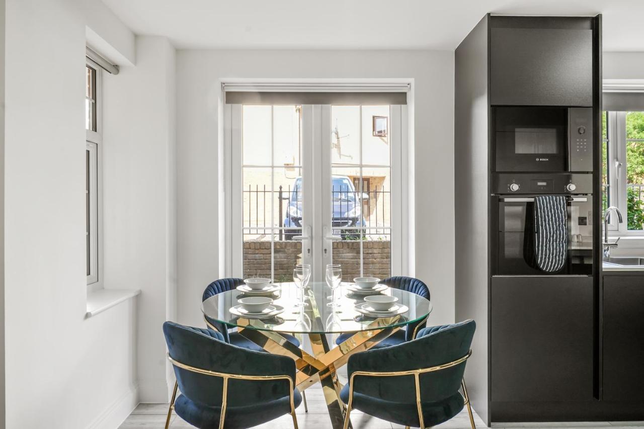 Drake House Apt 3 In Staines - Free Parking - Heathrow - Thorpe Park المظهر الخارجي الصورة
